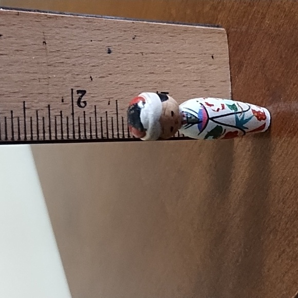 Miniature Kokeshi Doll Japanese Hand Crafted Wood Painted Kimono White Red Green - Picture 3 of 7